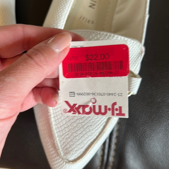 AK Anne Klein I’m 7.5 flats - Picture 4 of 4